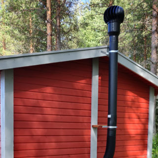 Pikkuvihreä musta tuulituuletin huussissa