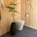 Green Toilet Lux kuivakäymälä posliini-istuimella sivulta kuvattuna