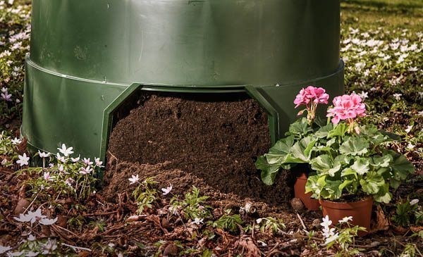 Jatkuvassa kompostoinnissa valmista multaa astian alta