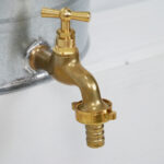 Sinkkinen vesiastia hanalla