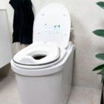 Lastenistuin Sally pöntön päällä