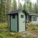 Pikkuvihrea Sopu Huussi vihreaksi maalattuna