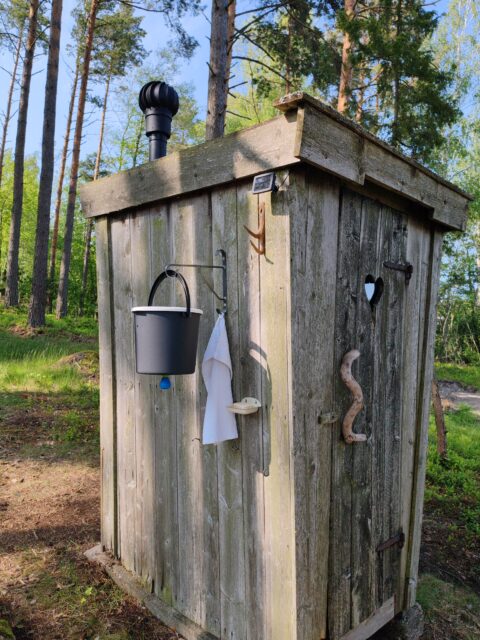 Uusittu huussi Aasla