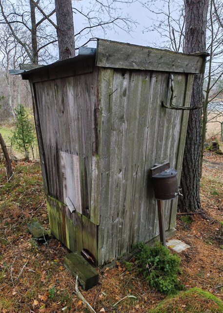 Vanha harmaa puucee ulkoa talvella ennen remonttia, Aaslan saari Naantali