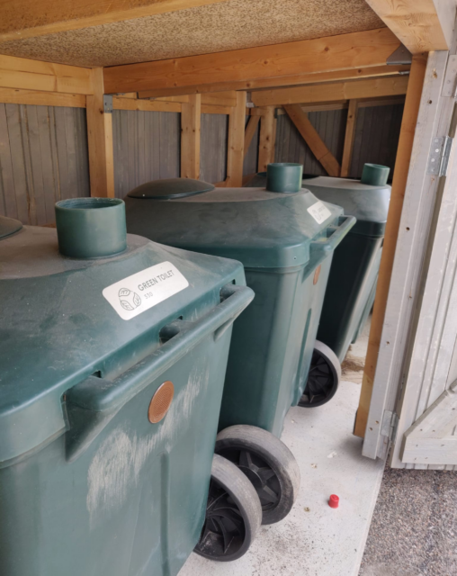 Green Toiletit jälkikompostoitumassa huoltotilassa