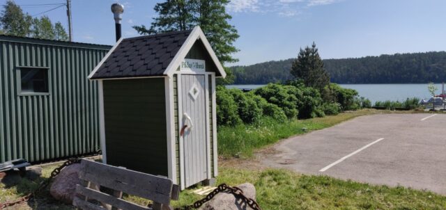 Rööla Naantali vierasvenesatama huussi