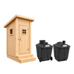 Iso-Jukka puuceepaketti: käsittelemätön puinen huussi portailla ja kaksi mustaa Green Toilet 330 -kompostisäiliötä